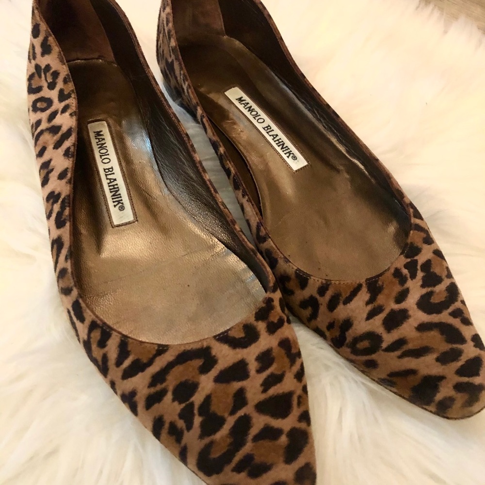 MANOLO BLAHNIK
Lee Tapered-Toe Suede Flat